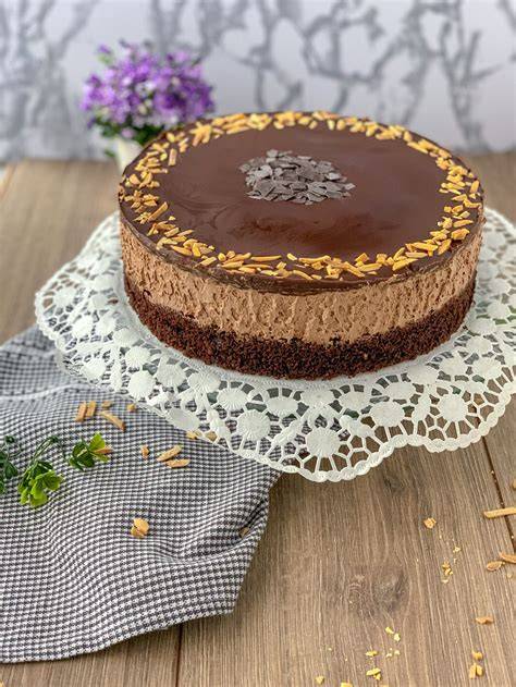 Mousse au Chocolat Torte als Highlight auf einer festlichen Kuchentafel