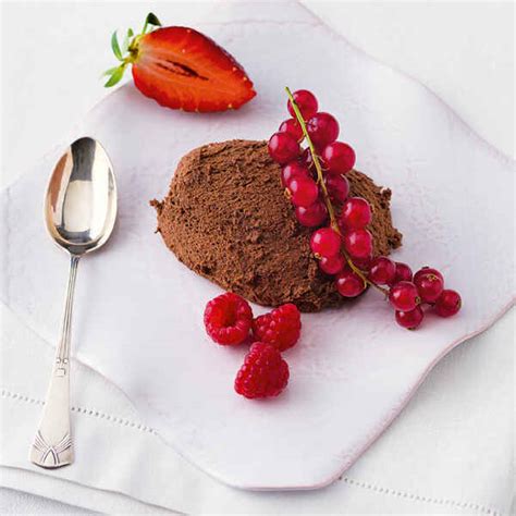 Mousse au Chocolat anrichten und garnieren