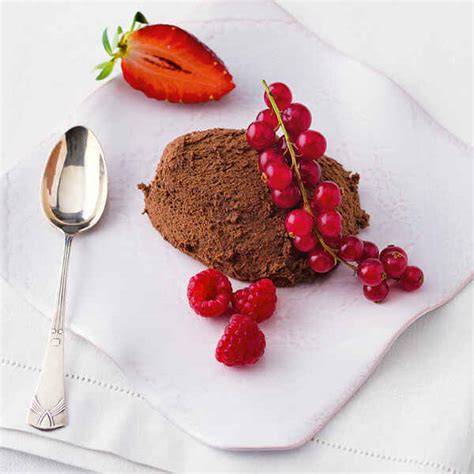 Mousse au Chocolat dekoriert mit Beeren