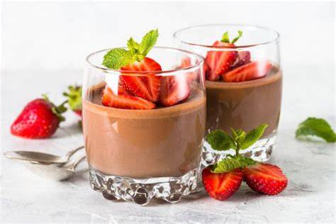 Mousse au Chocolat im Glas mit Beeren und Minze