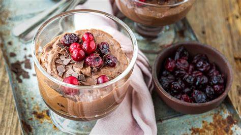 Mousse au Chocolat in Gläschen mit Glühweinkirschen