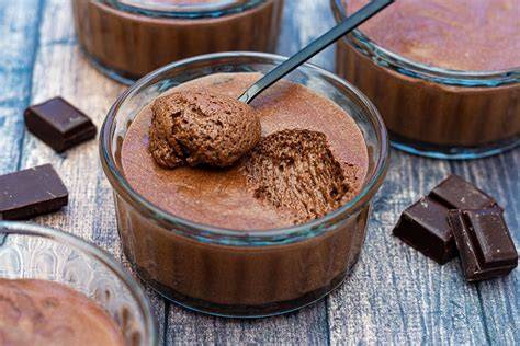 Mousse au Chocolat in Schalen serviert