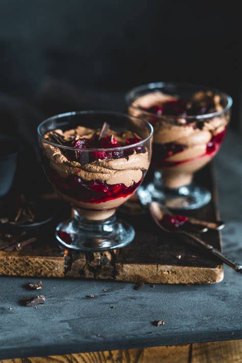 Mousse au Chocolat mit Cranberry-Kompott im Glas