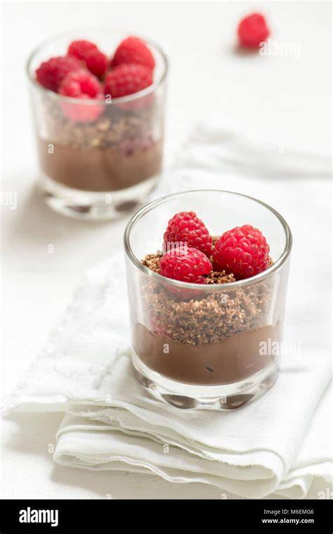 Mousse au Chocolat mit Himbeeren und Butterkeksen geschichtet