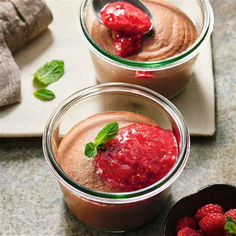 Mousse au Chocolat mit Himbeeren und Minzblatt garniert