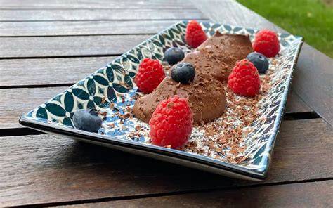 Mousse au Chocolat mit Schokoladenraspeln auf weißem Teller