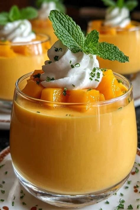 Mousse au Mango mit aufgeschlagener pflanzlicher Sahne