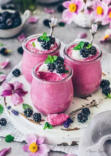 Mousse im Glas, Beeren als Garnitur