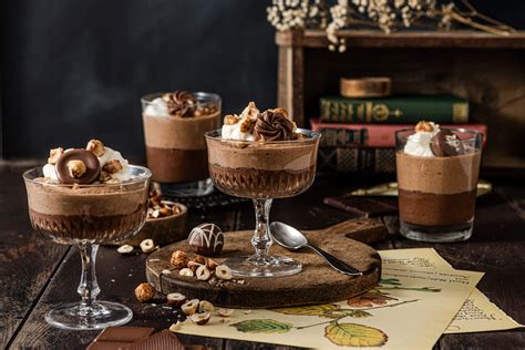 Mousse im Glas mit Schokoladenlocken und Dekor