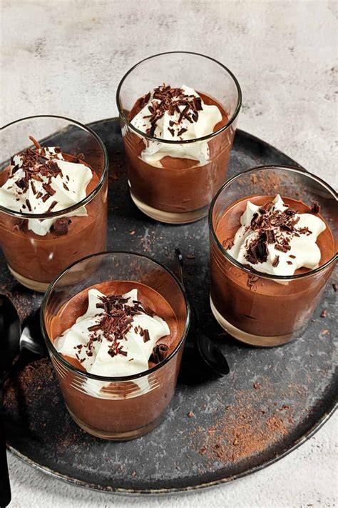 Mousse in Dessertgläsern mit Schokoraspeln