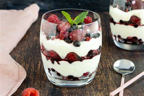 Mousse-Desserts mit Früchten