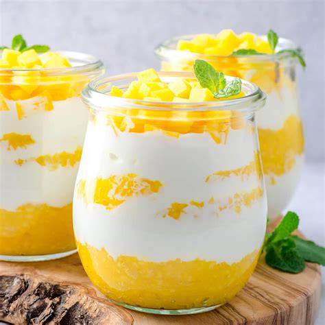 Mousse-Glas mit Joghurtcreme und Mango-Püree