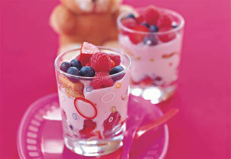 Mousse-Varianten mit Beeren, Orangen und Biskotten