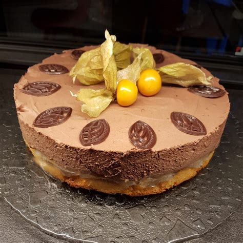Mousse-au-Chocolat-Birnen-Torte mit verzierten Raspelschokoladen