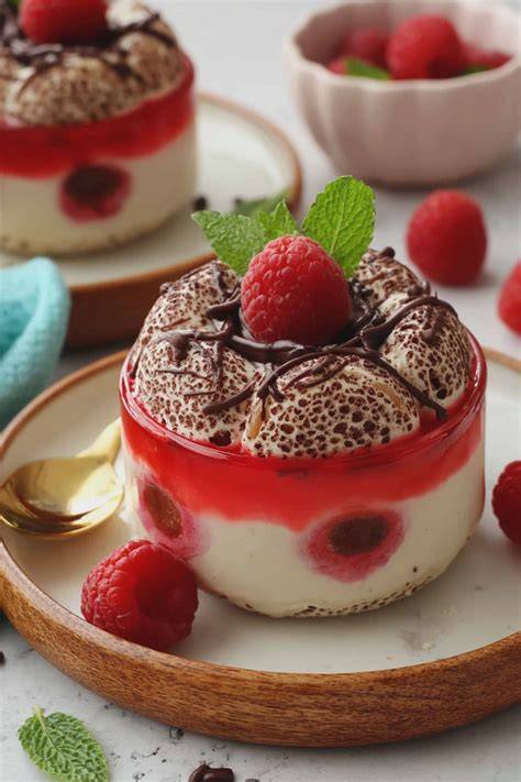 Mousse-au-Chocolat-Törtchen: Serviervorschlag mit frischen Himbeeren und Schokoladendeko