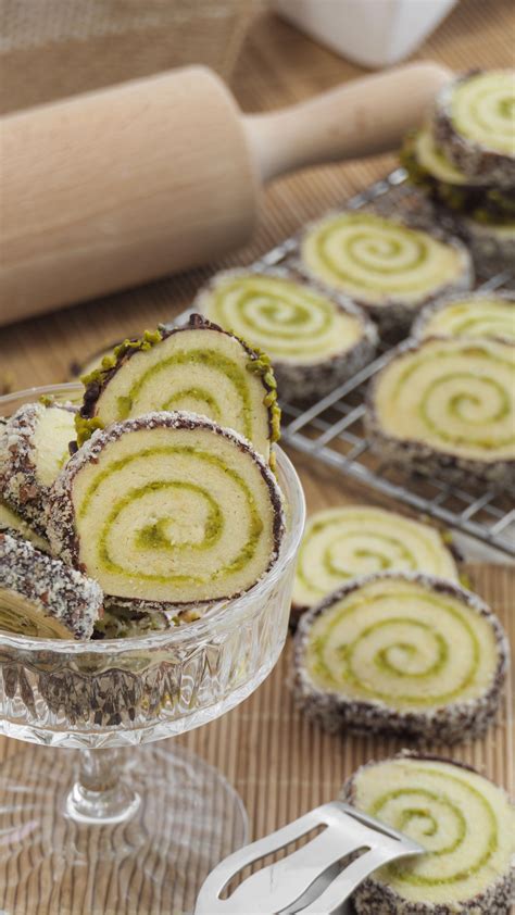 Mozartkugel frisch glasiert auf Backpapier mit Dekor aus gehackten Pistazien