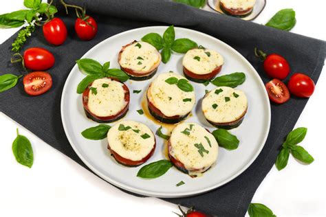 Mozzarella, Honig, frische Tomaten und grüne Kräuter zur Darstellung vielfältiger Rezeptideen