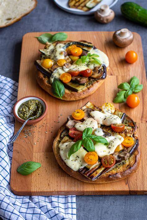 Mozzarella auf gegrilltem Gemüse mit Honig-Thymian-Dressing, angerichtet auf Servierplatte