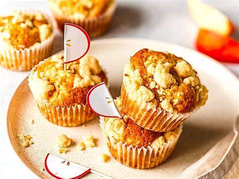 Muffinförmchen mit Apfelmuffins und Streuseln