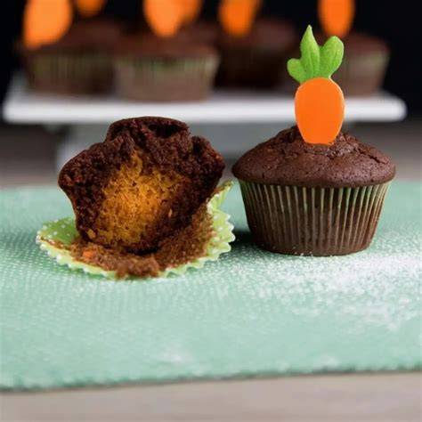 Muffinförmchen mit Quarkfüllung und Schokoteig im Backblech