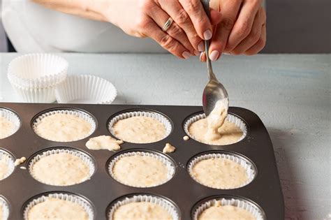 Muffinförmchen mit Teig und Puddingkern