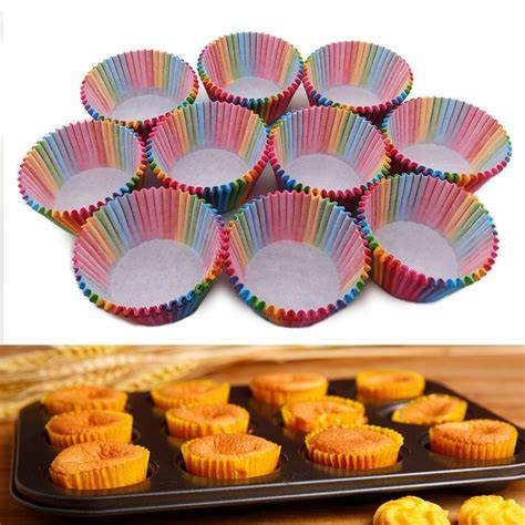 Muffinform mit Papierförmchen gefüllt