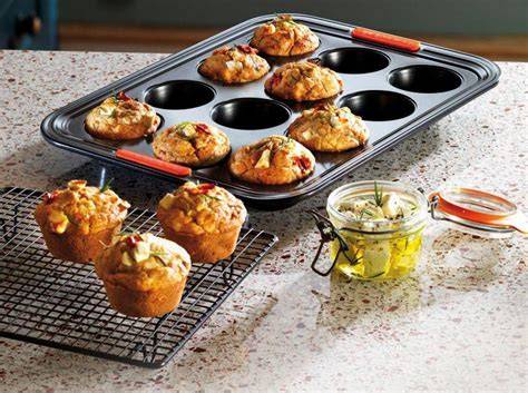 Muffinform mit frisch gebackenen Muffins, Dampf steigt auf