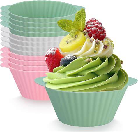 Muffinform mit frisch gebackenen Quarkmuffins, Silikonförmchen