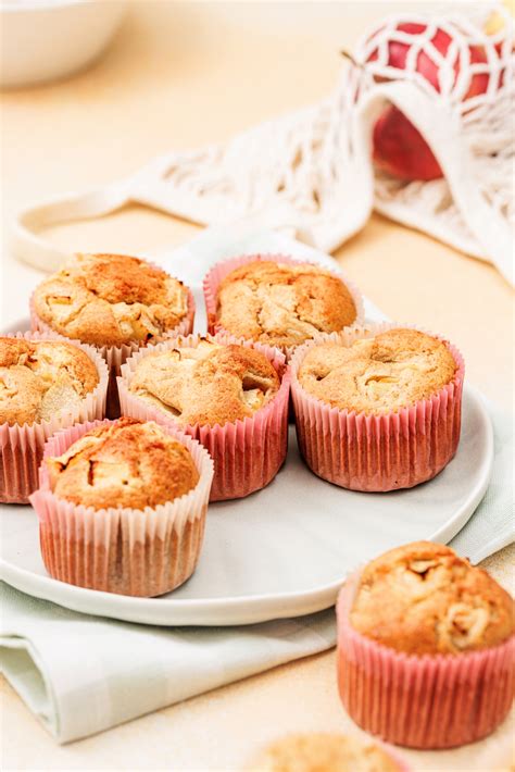 Muffins auf Teller mit einem Klecks Joghurt