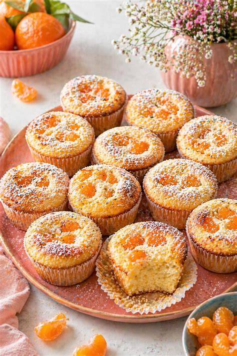 Muffins auf Teller serviert mit Mandarinenstücken