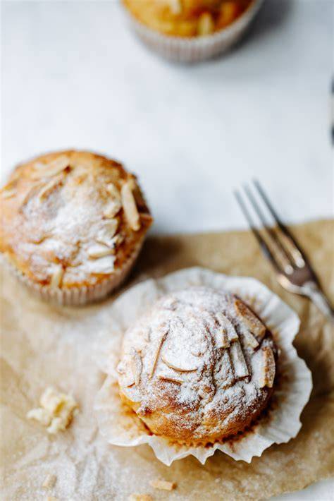 Muffins auf einem Kuchengitter, karamellige Füllung im Anschnitt