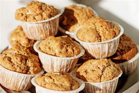 Muffins frisch aus dem Ofen in Papierförmchen