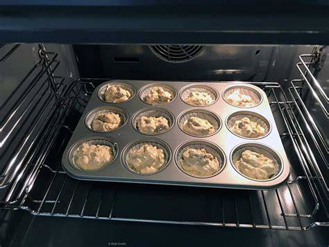 Muffins im Backofen während der Zubereitung
