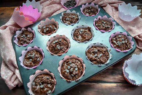 Muffins im Muffinblech mit Papierkapseln