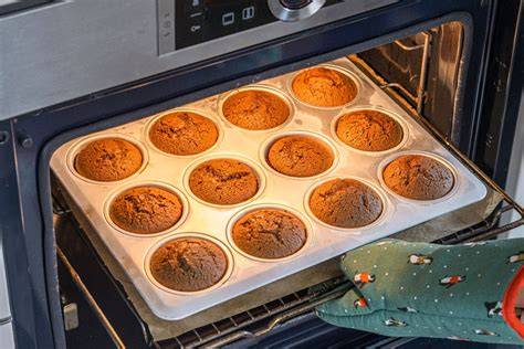 Muffins im Ofen, gleichmäßig aufgegangen