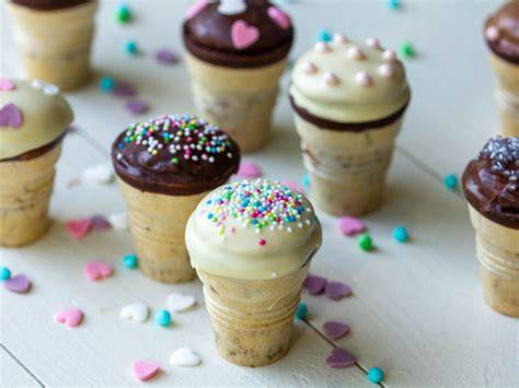 Muffins im Waffelbecher frisch dekoriert