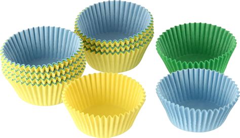 Muffins in Muffinförmchen und Stücke in Backpapier verpackt