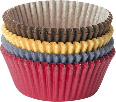 Muffins in bunten Papierförmchen auf einer feierlichen Tafel