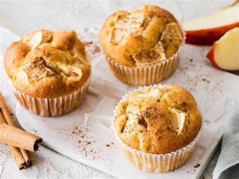 Muffins mit Apfelstücken und Zimt