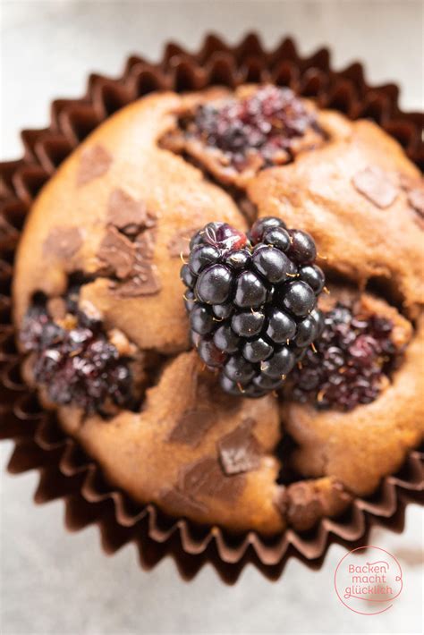 Muffins mit Brombeeren garniert