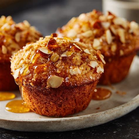 Muffins mit Dattelmus und Mandeln