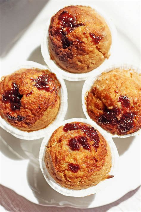 Muffins mit Granola-Topping und Fruchtfüllung