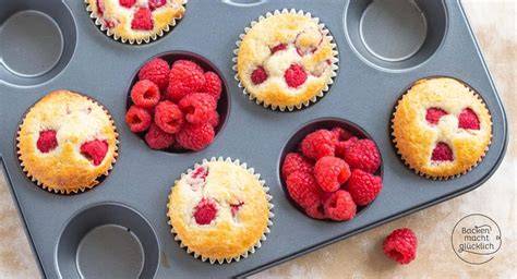Muffins mit Himbeeren und Schokodrops auf Blech