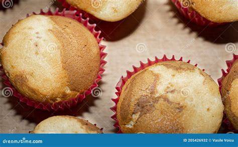 Muffins mit Marmeladenfüllung frisch aus dem Ofen