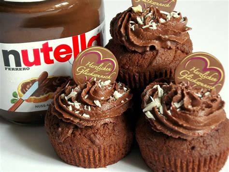 Muffins mit Nutella Frosting und bunter Deko