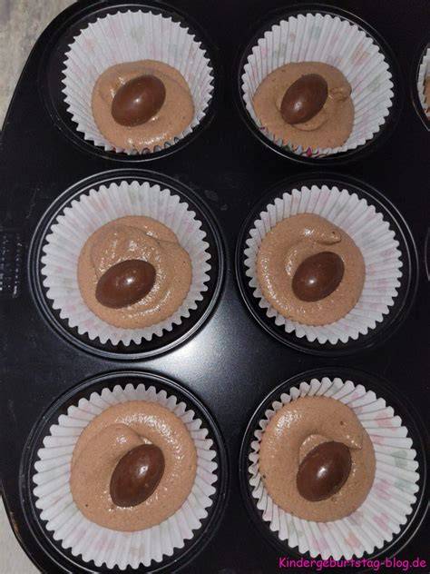 Muffins mit Schoko Bons in der Muffinform