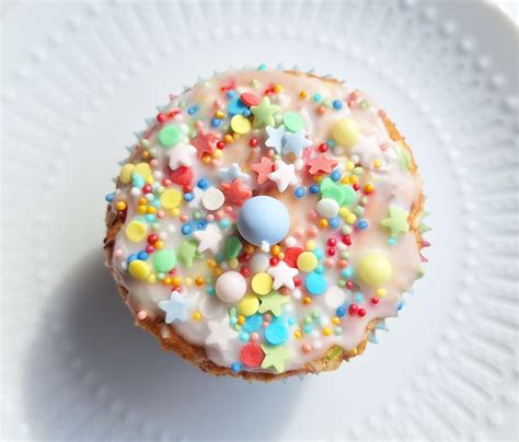 Muffins mit Schokoladenglasur und bunten Streuseln