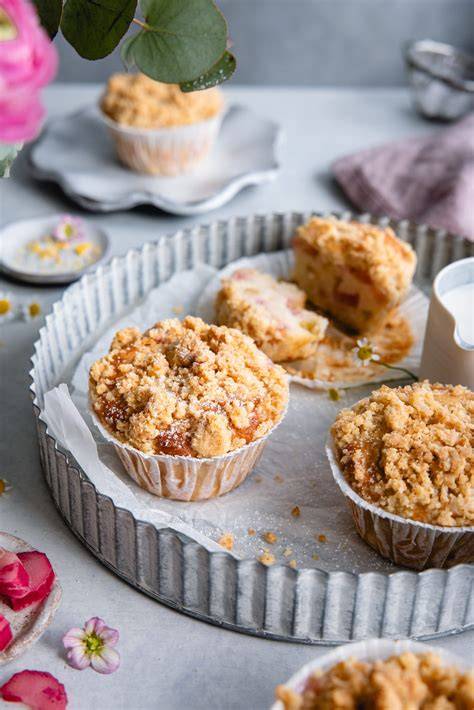 Muffins mit Streuseln und Pfirsichstücken