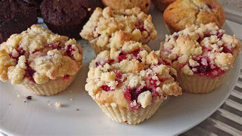 Muffins mit Streuseln und Puddingfüllung