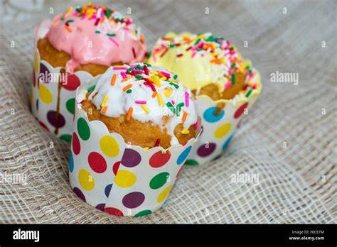 Muffins mit Zuckerguss und Streuseln